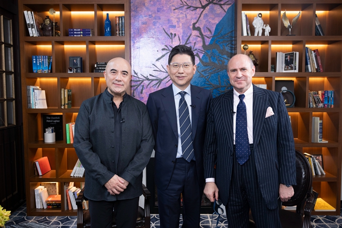 第一财经总编辑杨宇东（中）与钢琴家孔祥东（左）、烟斗设计师Kalmon Hener    摄影/吴军