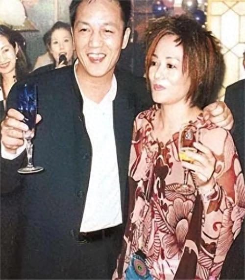 配查信 周正毅五一坐游艇出海，毛玉萍晒与周正毅曾经合影，二人已不互动